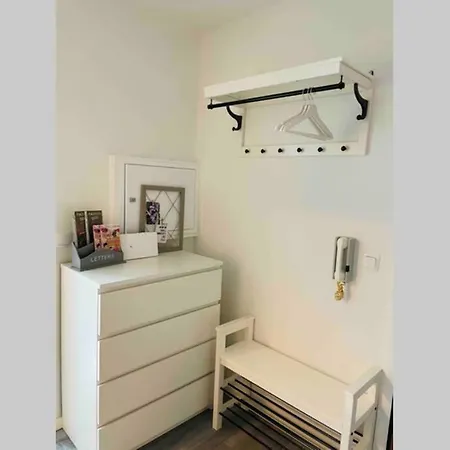 Stilvolles, Frisch Renoviertes 2zi Mit Kueche Und Balkon In Kliniknaehe Apartment
