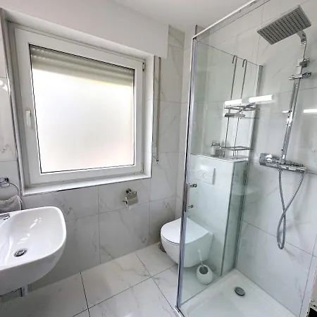 Stilvolles, Frisch Renoviertes 2zi Mit Kueche Und Balkon In Kliniknaehe! Lägenhet *