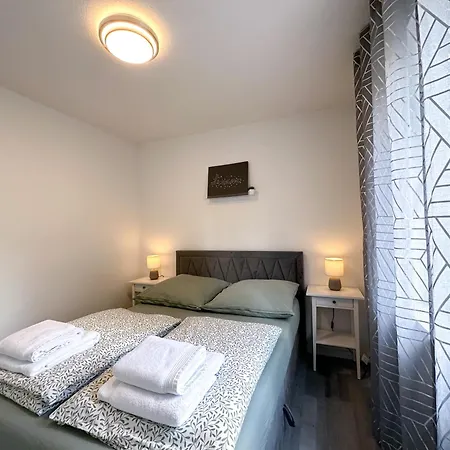 Stilvolles, Frisch Renoviertes 2zi Mit Kueche Und Balkon In Kliniknaehe *